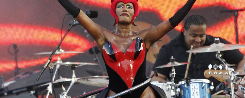 Grace Jones, fidèle à elle-même sur la scène géante devant Buckingham Palace. [David Moir]