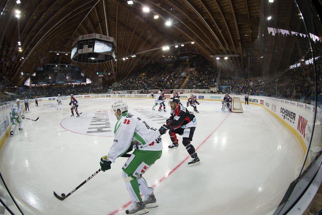 La cathédrale davosienne a fait le plein pour ce match d'ouverture. [KEYSTONE - SALVATORE DI NOLFI]