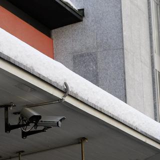 Une caméra de surveillance à la gare de Sion. [Jean-Christophe Bott]