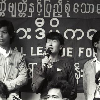 1988: après des études en Inde et en Grande-Bretagne, Aung San Suu Kyi revient en Birmanie où elle fonde la Ligue nationale pour la démocratie le 27 septembre 1988. [Jonathan Karp]