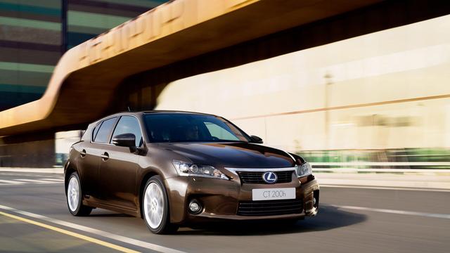 Le modèle Lexus CT 200h Hybrid est le vainqueur du test de l'ATE toutes catégories confondues. La Lexus dispose d'un moteur électrique qui assiste le moteur à combustion, mais qui est aussi capable de démarrer de manière 100% électrique et de parcourir de courts trajets sans recourir au moteur à combustion.