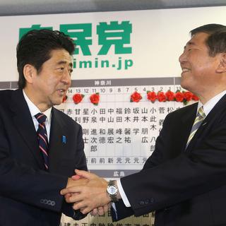 Le futur Premier ministre japonais Shinzo Abe et le secrétaire général de son parti, Shiegru Ishiba. [Yomiuri Shimbun/AFP]