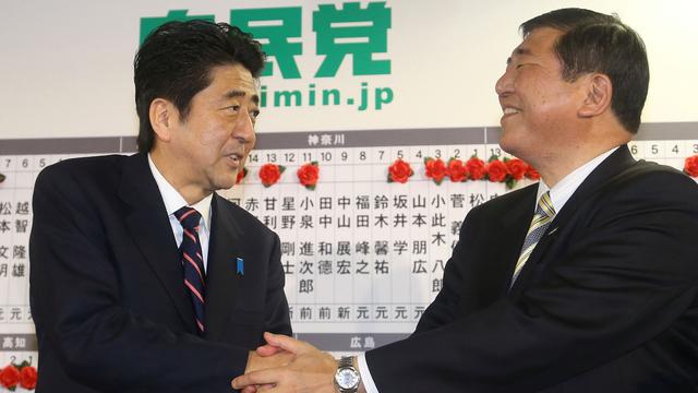 Le futur Premier ministre japonais Shinzo Abe et le secrétaire général de son parti, Shiegru Ishiba. [Yomiuri Shimbun/AFP]