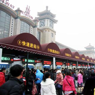 La gare centrale de Pékin au temps des grandes migrations urbaines. [Alain Aunaud]