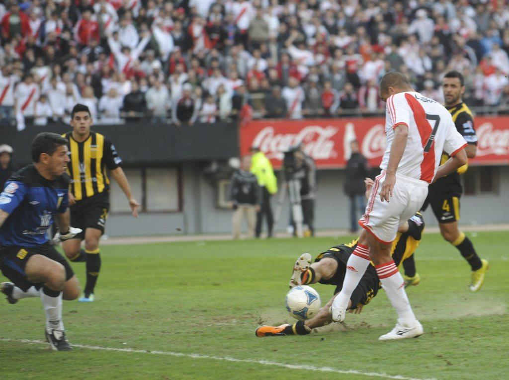 Les deux buts de Trezeguet sont synonymes de D1 pour River Plate. [Sergio Goya]