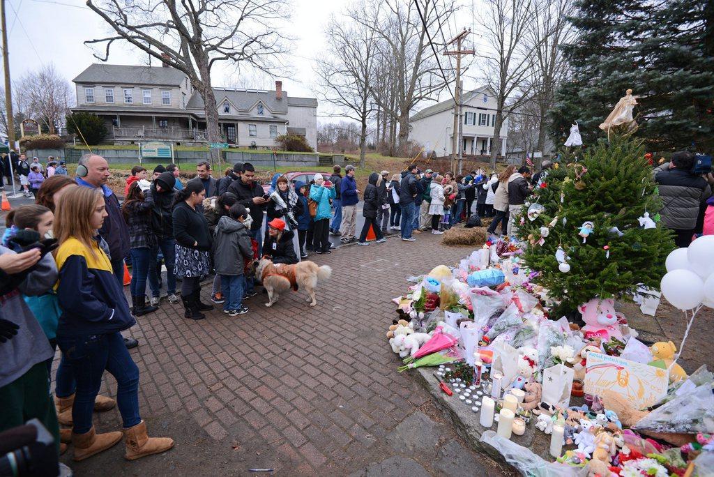 Un mémorial parmi d'autres dans la ville de Newtown. [KEYSTONE - EPA/PETER FOLEY]