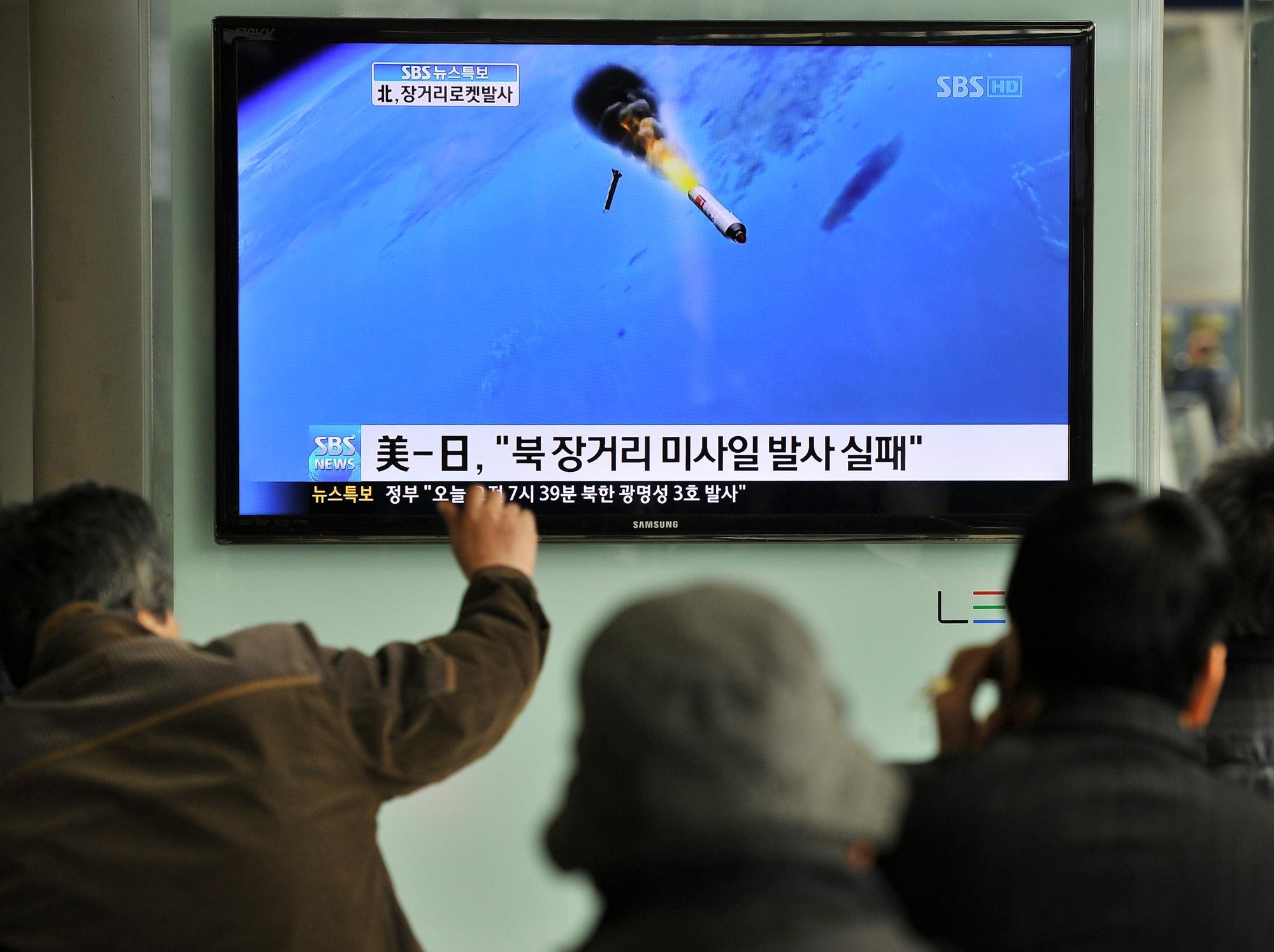 La télévision sud-coréenne montrait une animation du lancement de la fusée. [AFP - Jung Yeon-Je]
