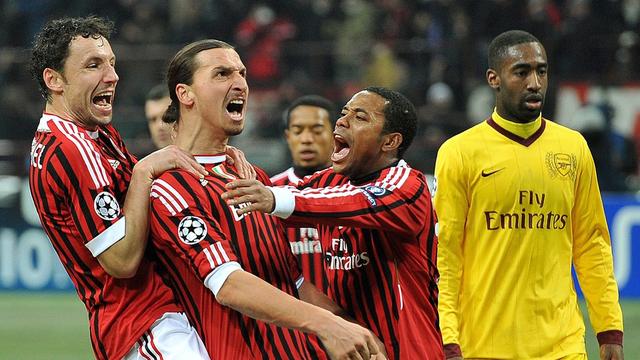 epa03107852 AC Milan Swedish forward Zlatan Ibrahimovic (C) celebrates with teammates after scoring on penalty the 4-0 during their Champions League round of sixteen first leg match at the Giuseppe Meazza stadium in Milan, Italy, 15 February 2012. EPA/DANIEL DAL ZENNARO [KEYSTONE - Daniel Dal Zennaro]