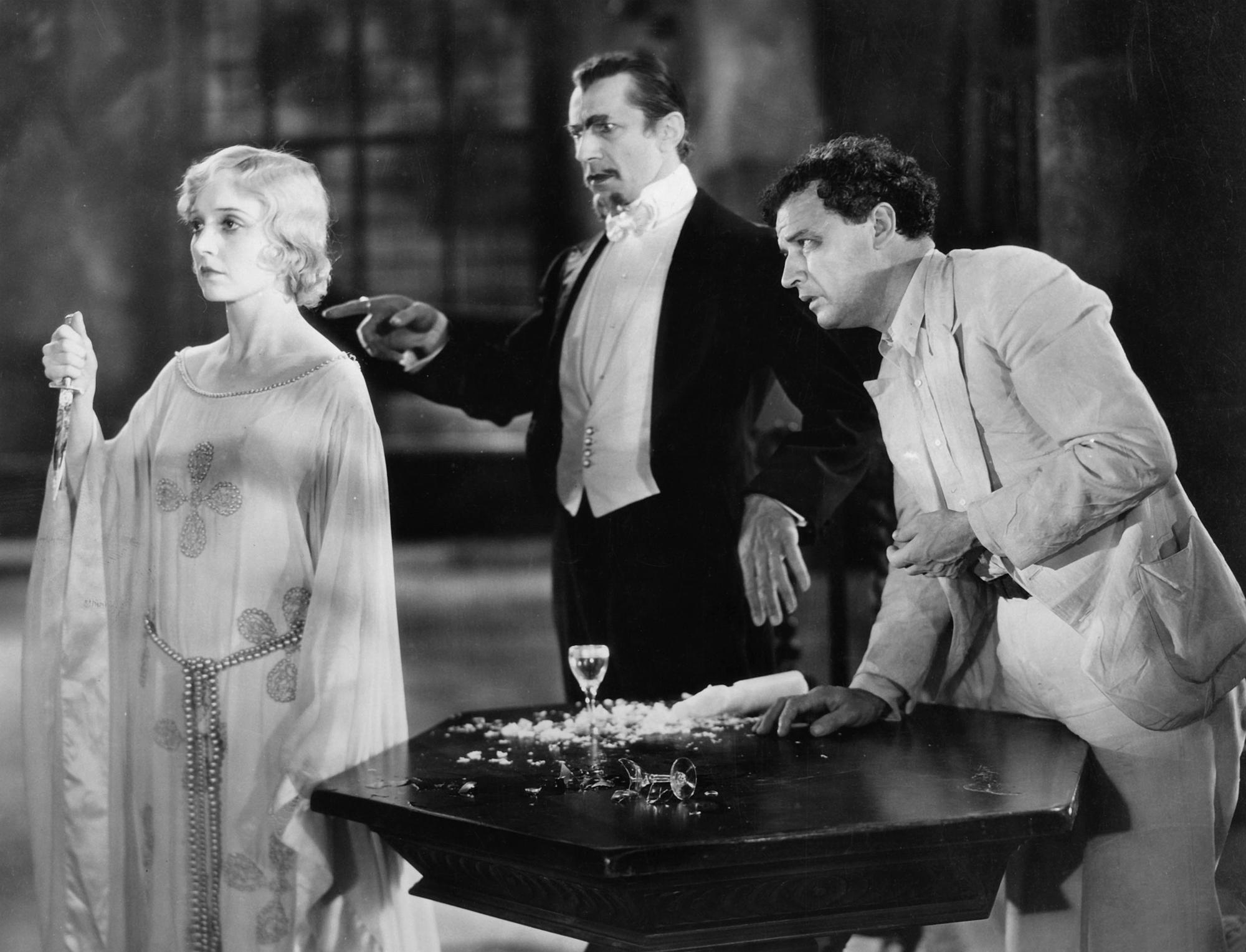 Bela Lugosi, au centre, fait de Madge Bellamy une zombie dans White Zombie. [United Artists/The Kobal Collection/AFP]