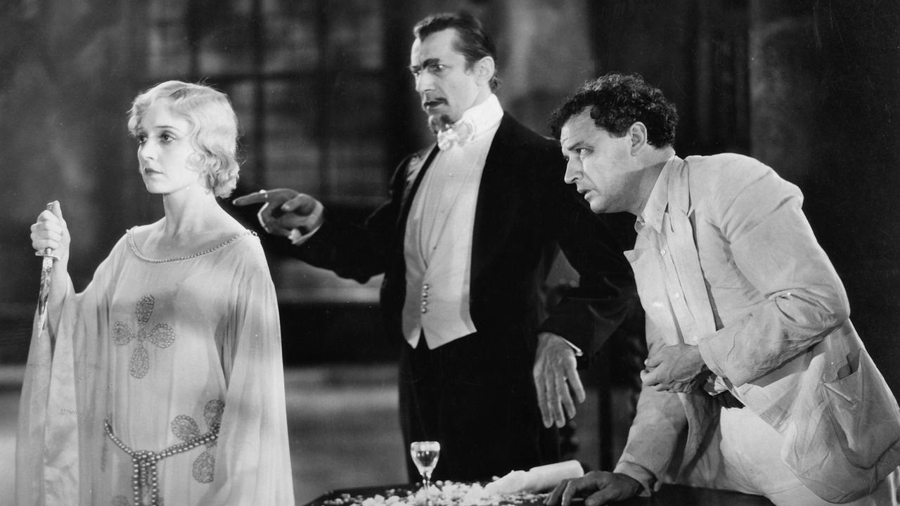 Bela Lugosi, au centre, fait de Madge Bellamy une zombie dans White Zombie. [United Artists/The Kobal Collection/AFP]