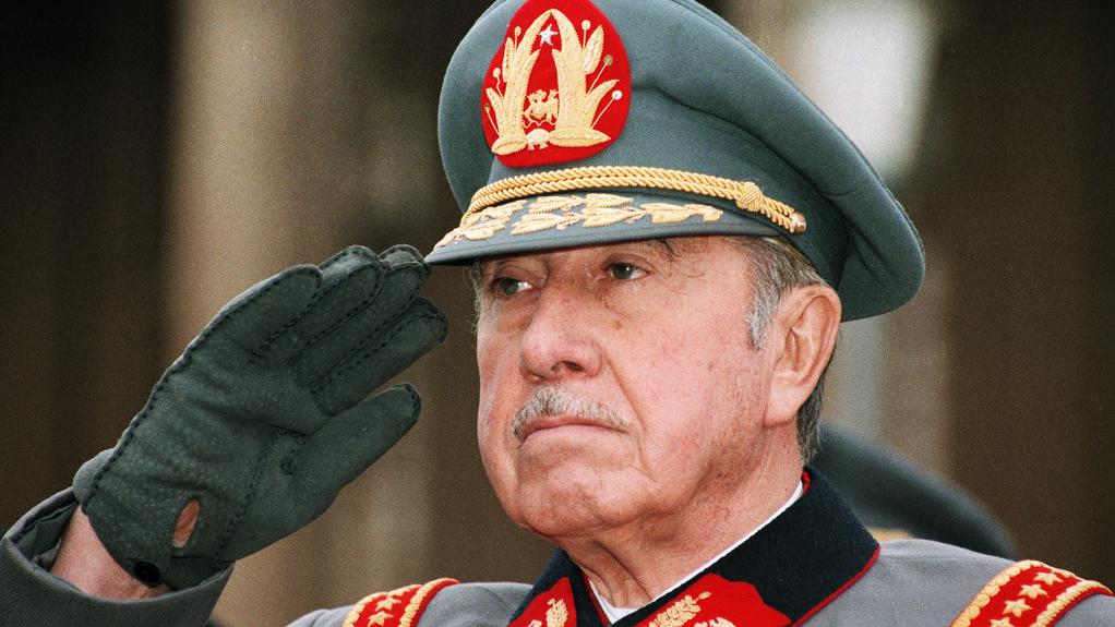 Augusto Pinochet (ici en 1986) a été inquiété à la fin de sa vie par une plainte internationale pour génocide, torture et terrorisme. Il mourra en décembre 2006, avant que cette procédure n'aboutisse. [Marco Ugarte]