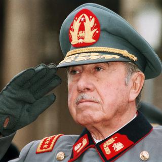 Augusto Pinochet (ici en 1986) a été inquiété à la fin de sa vie par une plainte internationale pour génocide, torture et terrorisme. Il mourra en décembre 2006, avant que cette procédure n'aboutisse. [Marco Ugarte]