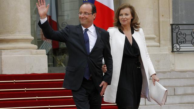 François Hollande et Valérie Trierweiler sur le marches de l'Elysée. [Patrick Kovarik]