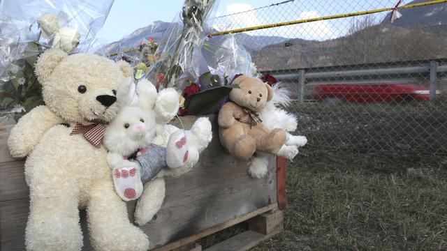 Des fleurs et des peluches à l'entrée du tunnel de Sierre. [Maxime Schmid]