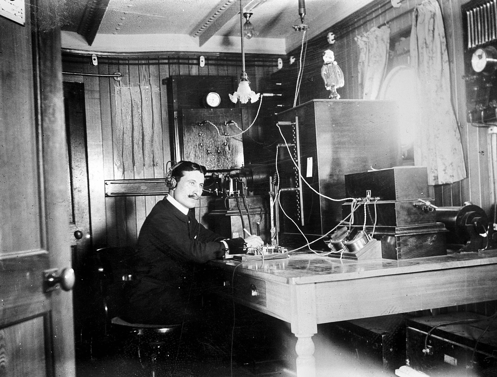 La salle de télégraphie sans fil du Titanic, d'où ont été envoyés les signaux de détresse la nuit du drame. [Roger-Viollet - Albert Harlingue / Roger Viollet]