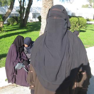 Au campus de la faculté de lettres de La Manouba, cette étudiante religieuse revendique le droit de suivre les enseignements sous son niqab, le voile intégral.