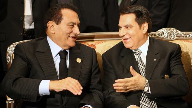 Hosni Moubarak et Zine el-Abidine Ben Ali ont été les deux premiers dirigeants à faire les frais du printemps arabe. [Tunisian Presidency Press/AFP]