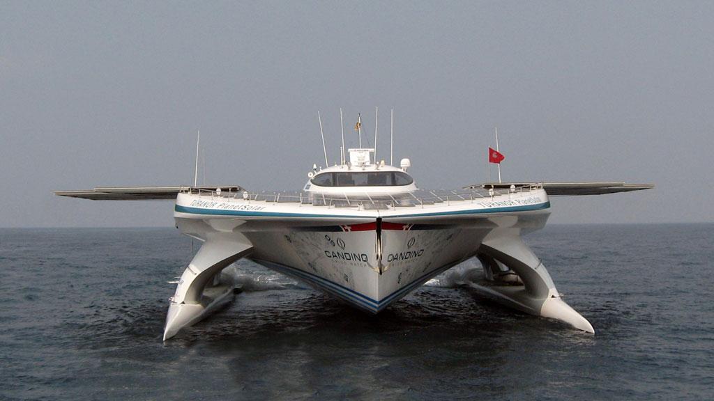 Le bateau PlanetSolar fonctionne exclusivement un l'énergie solaire. [Roland Tillmanns]