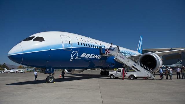 Le Dreamliner, ou Boeing 787, est un long-courrier qui peut transporter entre 210 et 330 passagers. Le premier exemplaire a été livré en septembre 2011 à All Nippon Airways. L'une de ses spécificités est une consommation de carburant réduite par rapport à ses concurrents.