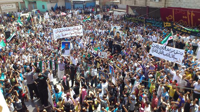 Une image de Shaam News Network montre des manifestants anti-régime à Dael, le 25 mai. [SHAAM NEWS NETWORK / HO / AFP PHOTO]