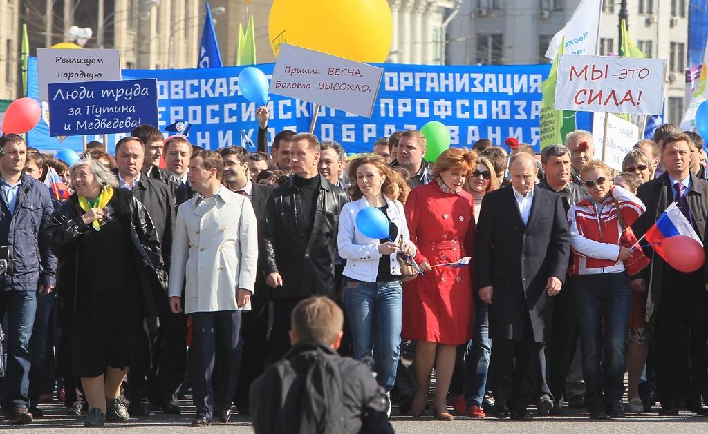Vladimir Poutine et Dmitri Medvedev ont participé à une grand défilé pro-Kremlin. [KEYSTONE - SERGEI CHIRIKOV]