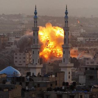 Israël continue à bombarder la ville de Gaza. [Hatem Moussa]
