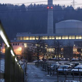 Les déchets provenant des centrales nucléaires suisses, à l'instar de celle de Mühleberg (photo), seront déposés dans au moins deux sites. [Peter Klaunzer]