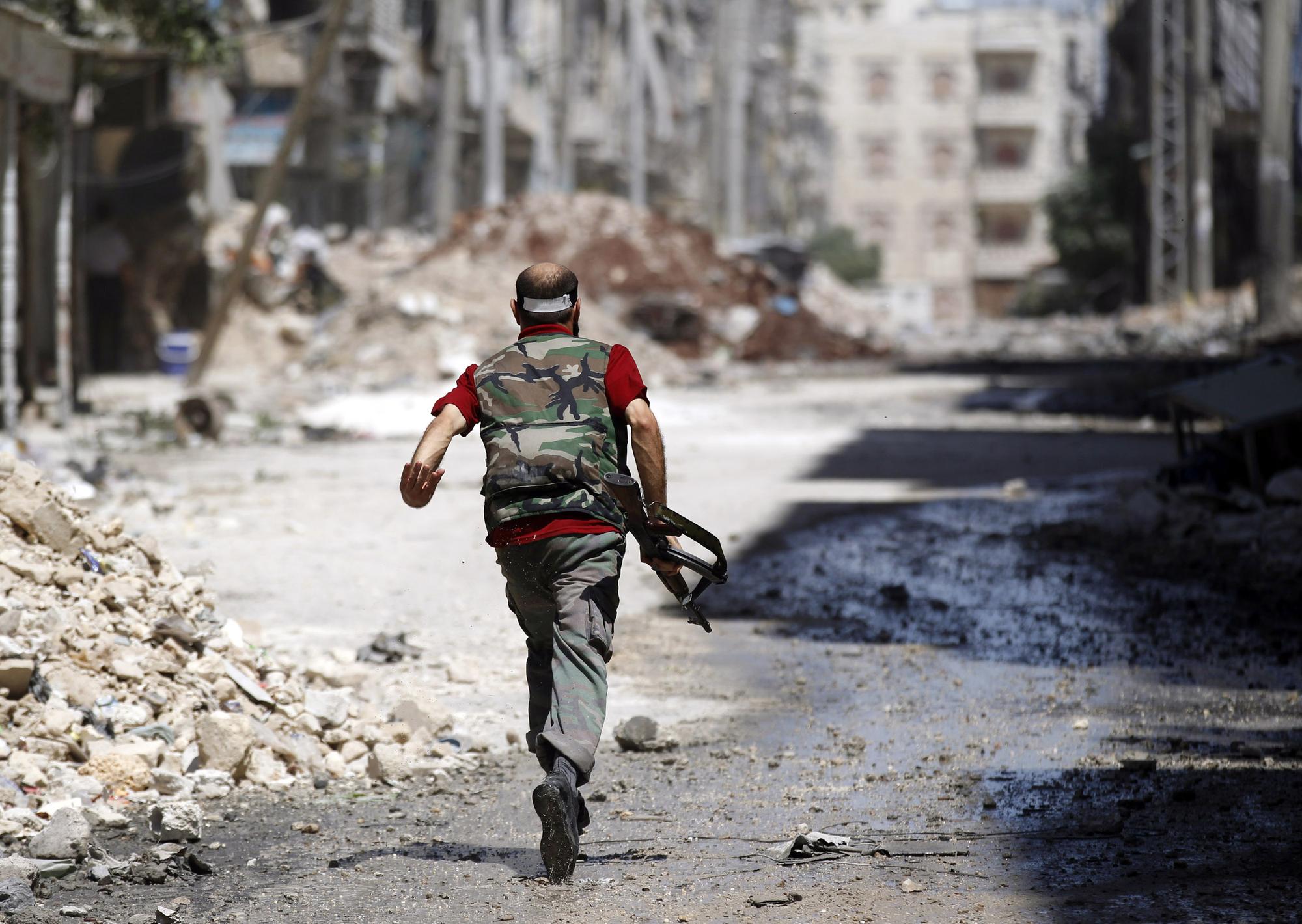 Un rebelle dans un quartier du centre d'Alep. [Goran Tomasevic]
