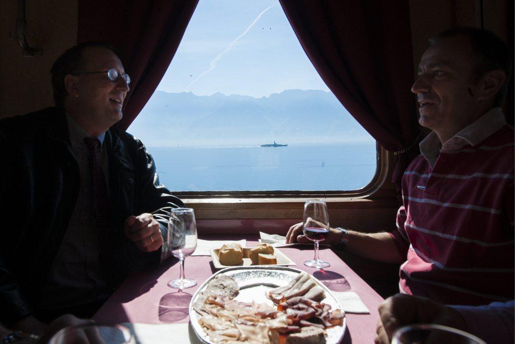 Dîner dans un train avec la vue sur le Léman, c'est désormais possible. [Yannick Bailly]