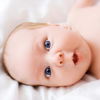 A quel âge est-ce qu'un bébé comprend nos premiers mots? [Alena Root]