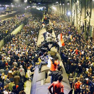 Une foule de personnes au Caire, attendant leurs proches au retour de Port-Saïd.