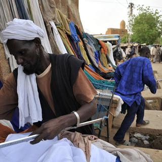 Malgré le contexte politico-sécuritaire, deux Maliens se préparent pour le mois du ramadan, le 17 juillet dernier. [Issouf Sanogo]