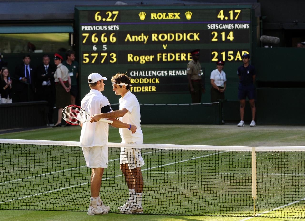 Roger Federer of Switzerland (R) is congratulated by Andy Roddick of the U.S. after their Gentlemen's Singles finals match at the Wimbledon tennis championships in London, July 5, 2009. REUTERS/Toby Melville (BRITAIN SPORT TENNIS) [Toby Melville - � Toby Melville / Reuters]