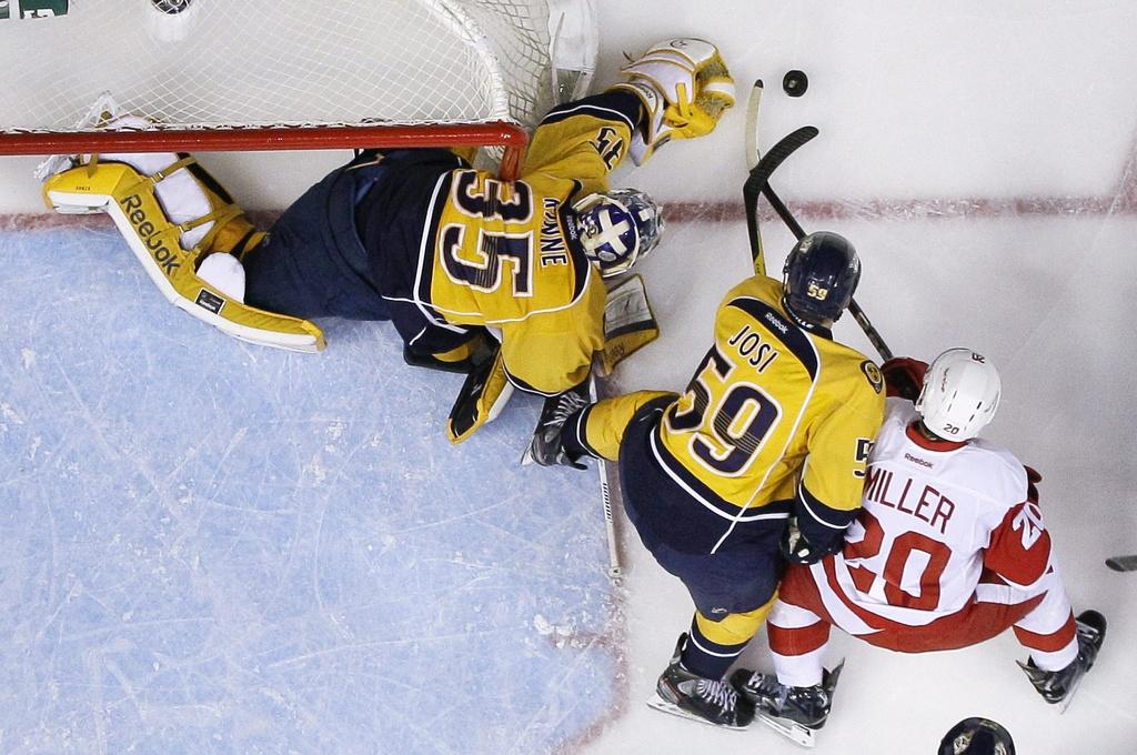 Roman Josi (59) vient en aide à son gardien Pekka Rinne. [Keystone - Mark Humphrey]