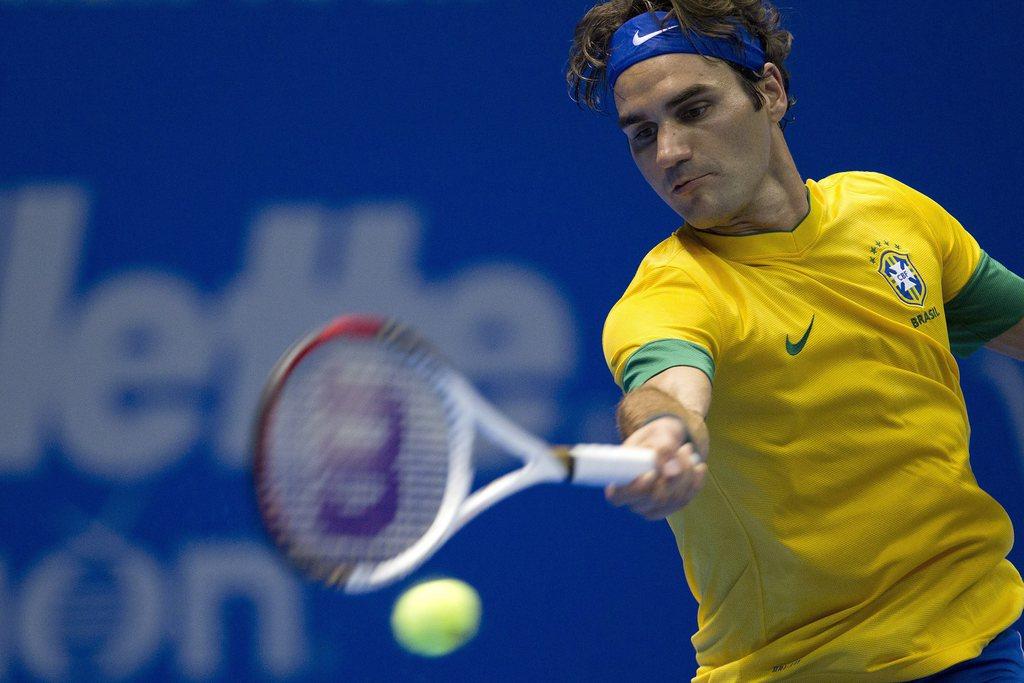 A Sao Paulo, Roger Federer a su se mettre les 10 000 spectateurs dans sa poche en jouant avec le chandail de la "Seleçao". [KEYSTONE - Sebastião Moreira]