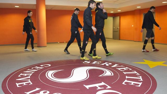 Servette risque une amende ou un retrait de points pour ne pas avoir fournis les documents officiels à la Swiss Football League. [Keystone - Jean-Christophe Bott]