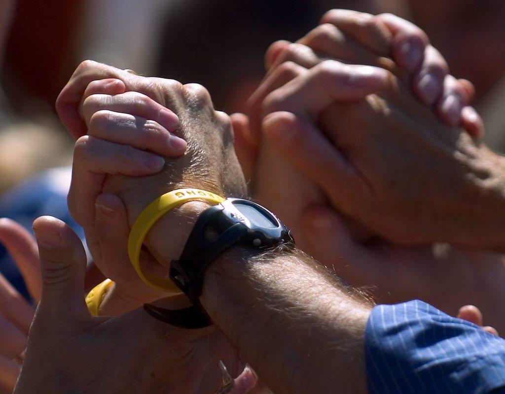 Le bracelet jaune, véritable marque de fabrique de Livestrong, conçu par le cycliste en partenariat avec Nike. [KEYSTONE - CJ Gunther]