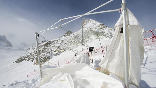 La tente de chronométrage a été complètement détruite par la tempête au col de Bertol. [Olivier Maire]