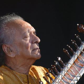 Ravi Shankar, ici lors de son concert au Paléo de Nyon en 2005, est décédé le 12 décembre à 92 ans. L'Indien, père de la chanteuse Norah Jones, était le maître du sitar, influençant de nombreux musiciens, comme les Beatles, Yehudi Menuhin ou John Coltrane. [KEYSTONE - Sandro Campardo]
