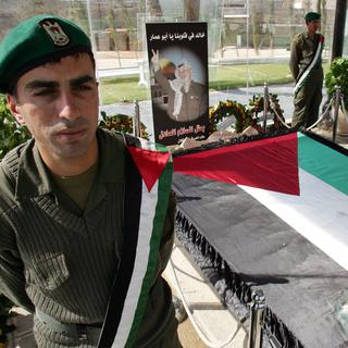 Un soldat palestinien veille sur le mémorial dédié à Yasser Arafat, à Ramallah. [Loay Abu Haykel]