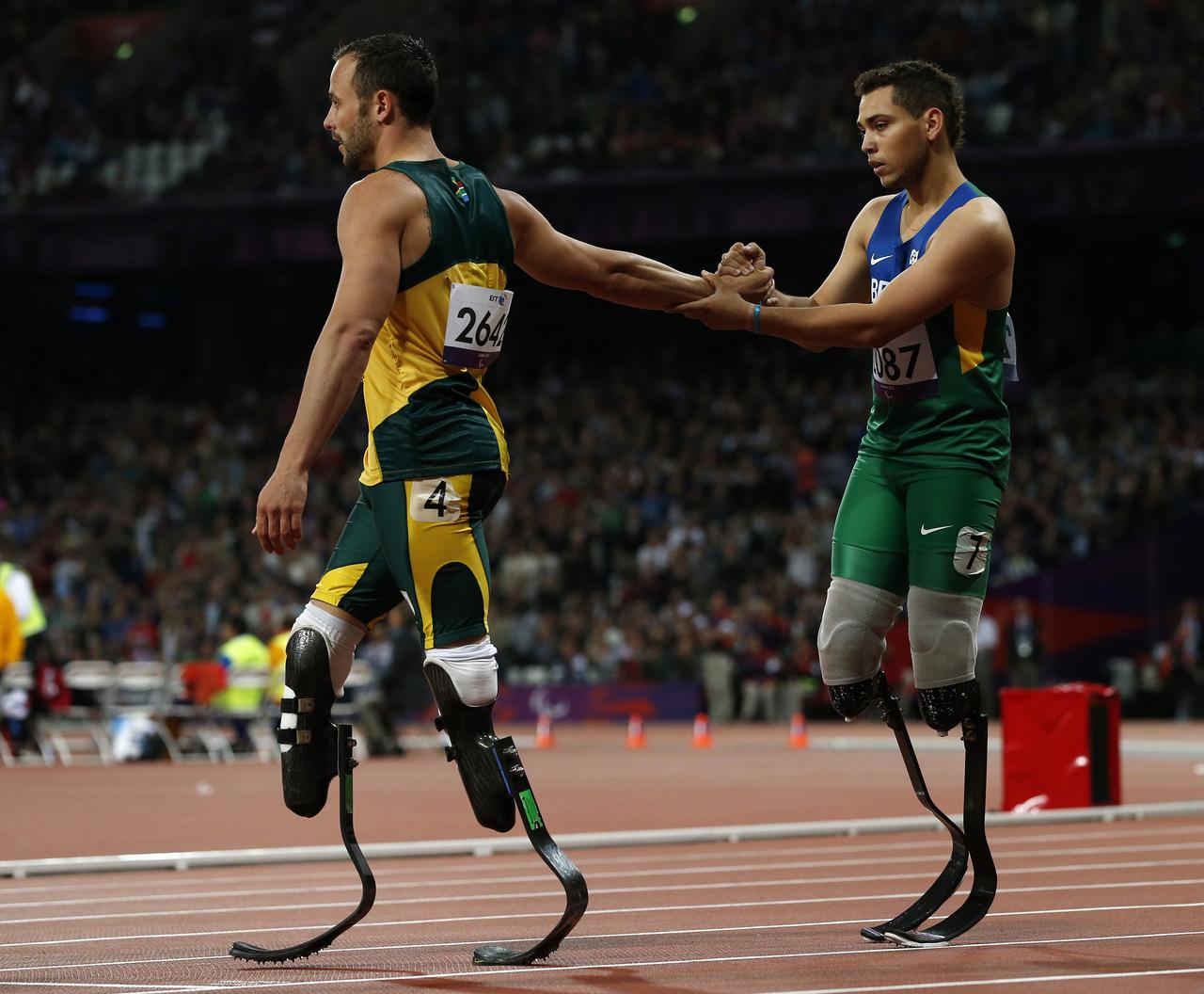 La poignée de main entre les deux athlètes n'était pas des plus amicales après la course. [Eddie Keogh]