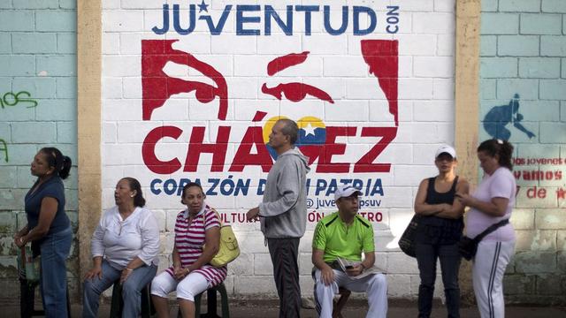 Des Venezueliens font la queue pour aller voter, ce dimanche 7 octobre. [Miguel Gutierrez]