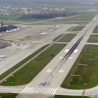 Vue aérienne de la piste 28 de l'aéroport de Zurich. [STEFFEN SCHMIDT]