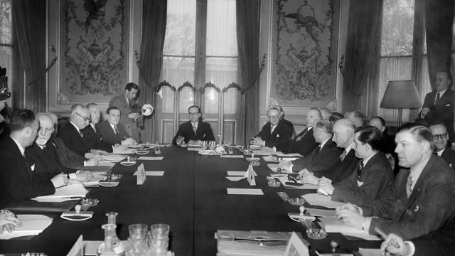 En 1951, six pays, la France, la République fédérale d'Allemagne, l'Italie, la Belgique, les Pays-Bas et le Luxembourg  fondent la Communauté européenne du charbon et de l'acier (CECA) suivant une proposition de Robert Schuman, l'un des "Pères fondateurs" de l'Europe.