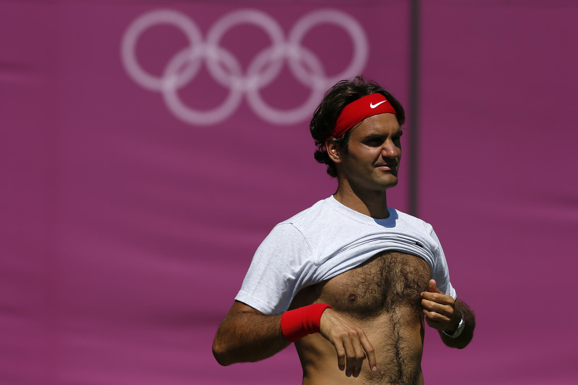Sur son gazon londonien, Federer se sent déjà plus qu'à l'aise. [REUTERS - Stefan Wermuth]