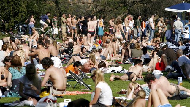 Entre 1900 et 2010, la part des jeunes de moins de 20 ans a diminué de moitié en Suisse. [Alessandro Della Bella]