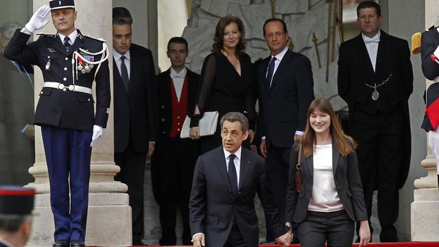 Le nouveau couple présidentiel raccompagne l'ancien sur le perron de l'Elysée. [Gonzalo Fuentes]