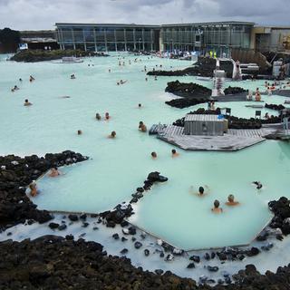 Toutes les piscines de la capitale islandaise sont chauffées grâce à la géothermie. [Photononstop / AFP - Emilie Chaix]
