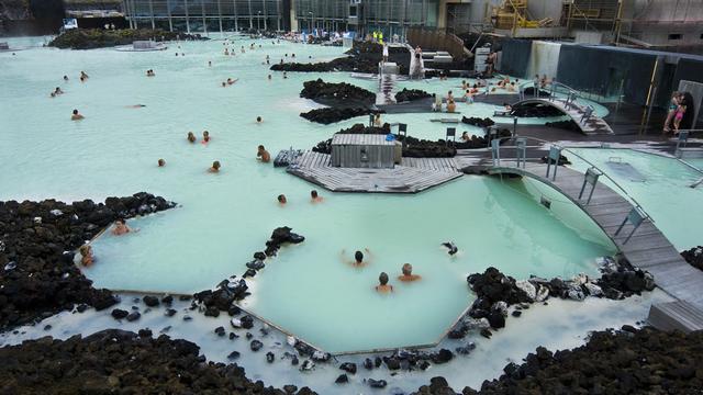 Toutes les piscines de la capitale islandaise sont chauffées grâce à la géothermie. [Photononstop / AFP - Emilie Chaix]