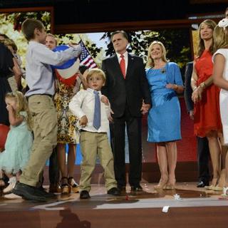 Mitt Romney pose avec sa femme, Ann Romney et sa famille, après son discours lors du dernier jour de la convention républicaine qui s'est tenue en Tampa, en Floride. [AFP - Brendan SMIALOWSKI]
